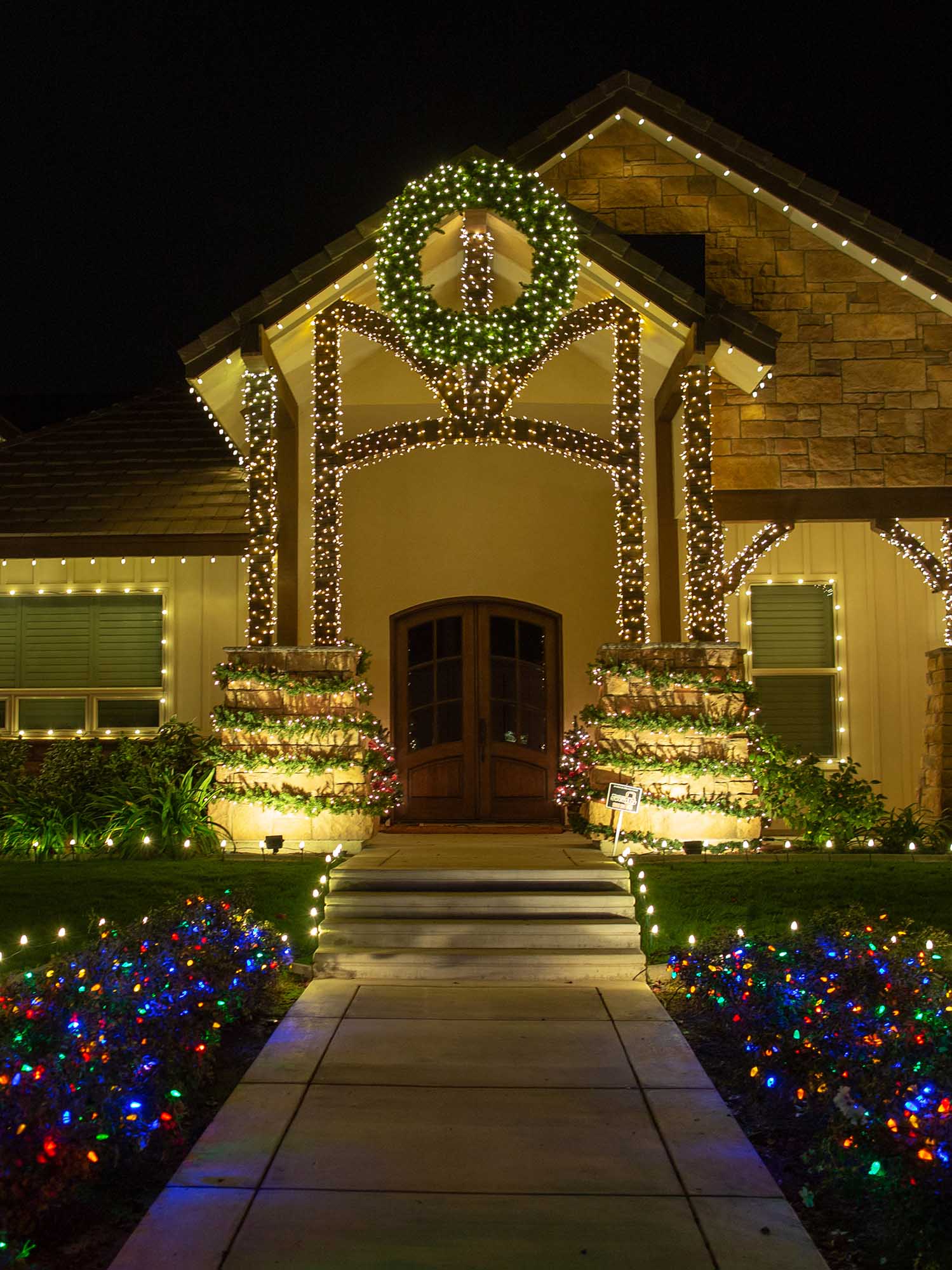 Rooflines | Christmas Decoration Leasing for Your Roofline Needs